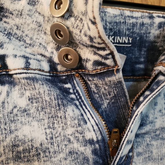 Cute, light blue, distressed skinny jeans. Like new. Size 3 - Picture 5 of 7